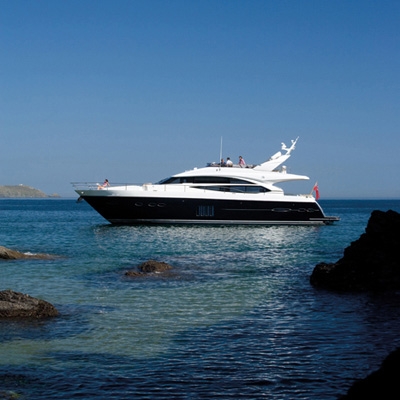 Sophistication, agility and performance in the 72 Flybridge