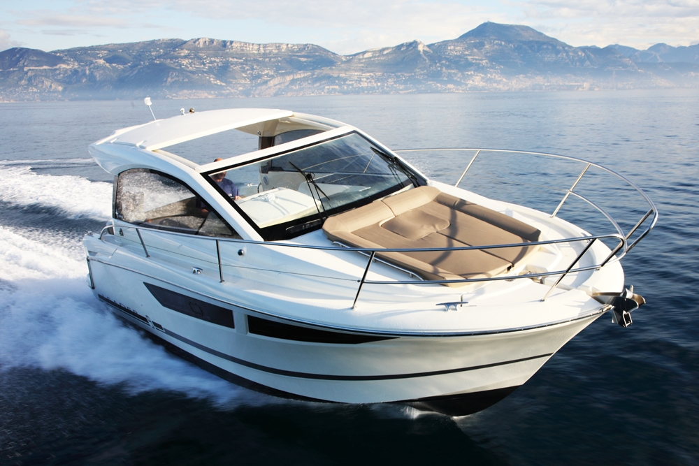 Elegance, innovation and performance, the Jeanneau Leader 9