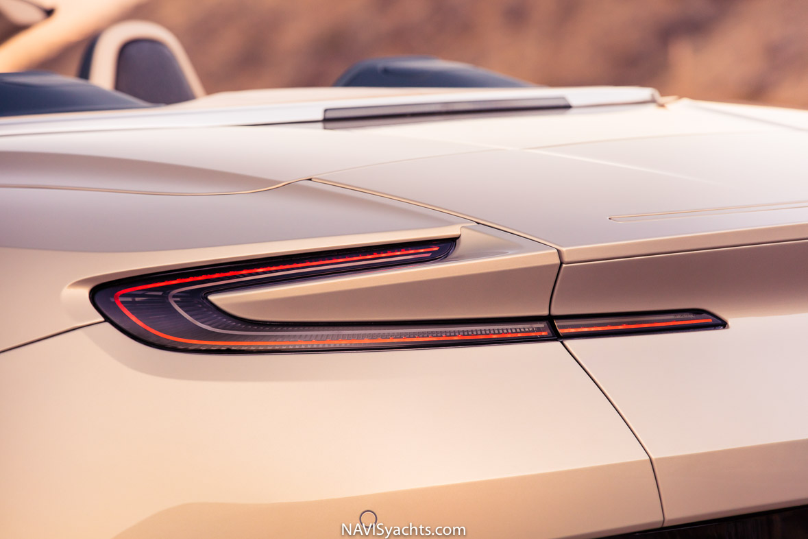 Aston Martin DB11 L-11