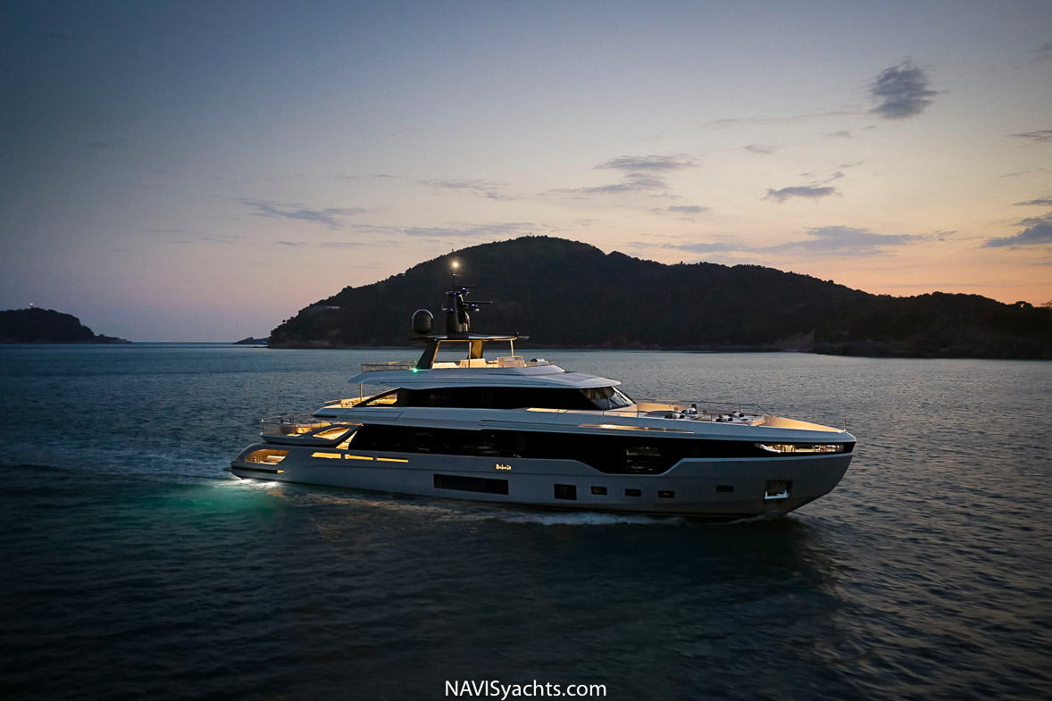 Azimut Trideck L-26