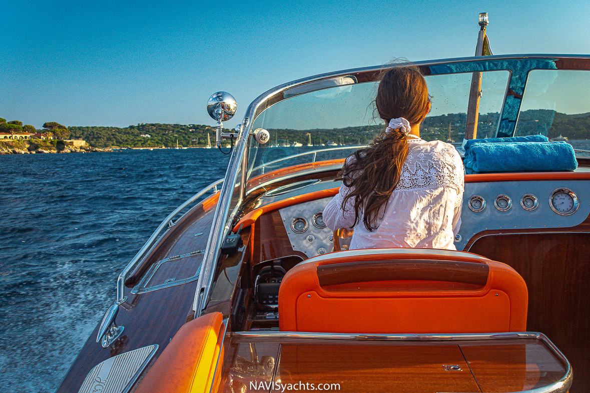 Entering Plage de Canoubiers on a J Craft