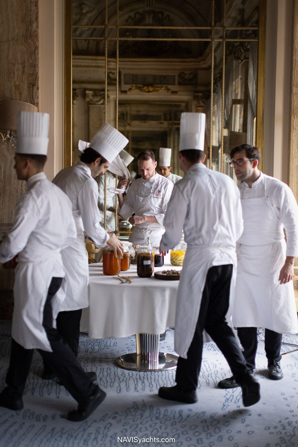 Equipe cuisine - Le Louis XV (c) Matteo Carassale