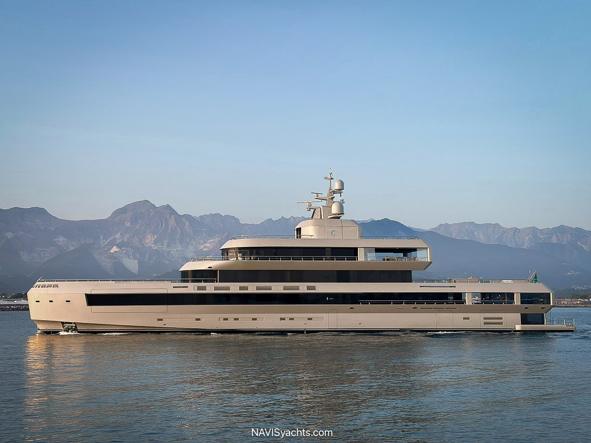 MY Admiral   Giorgio Armani in Navigation