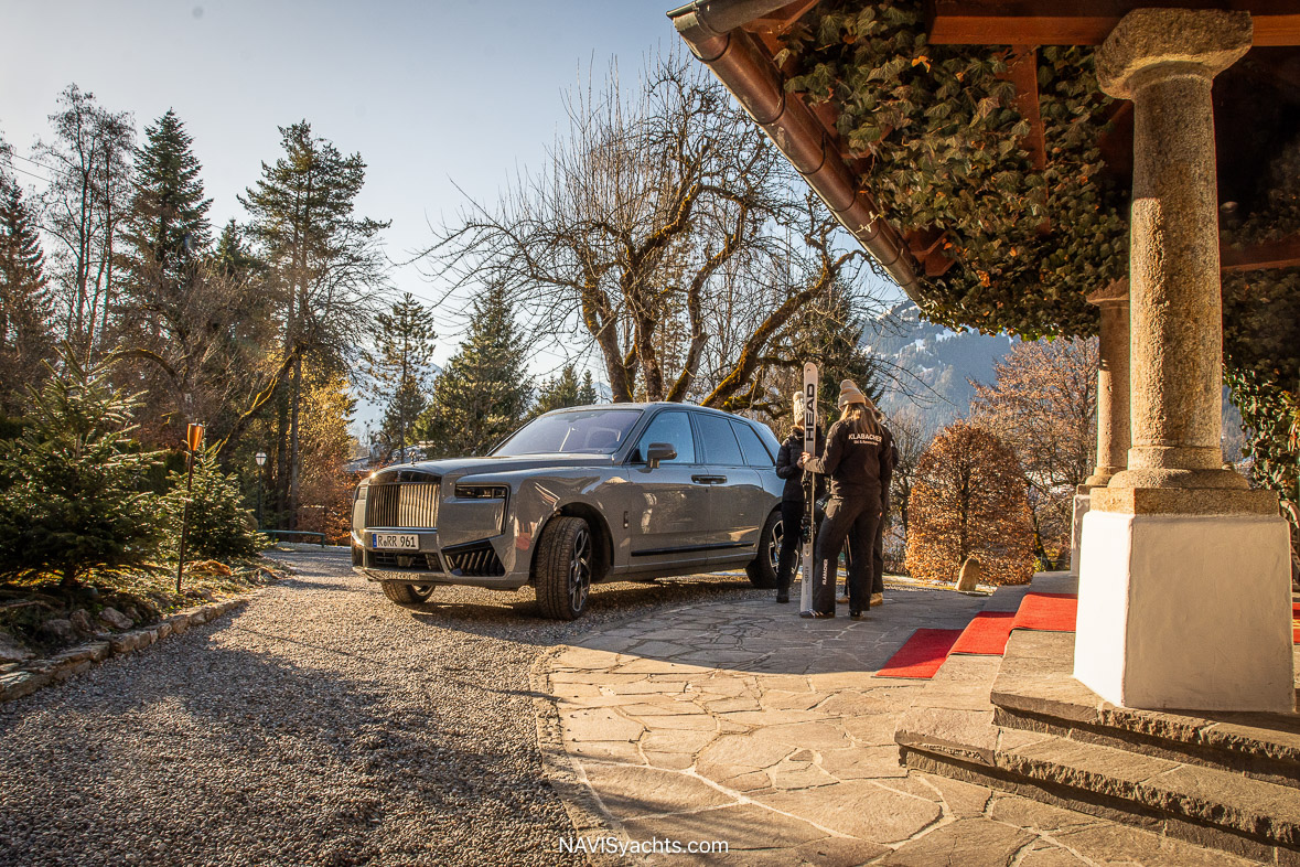 Rolls-Royce Black Badge Cullinan parked at Hotel Tennerhof in Kitzbühel, showing the luxury SUV’s grey exterior and black detailing