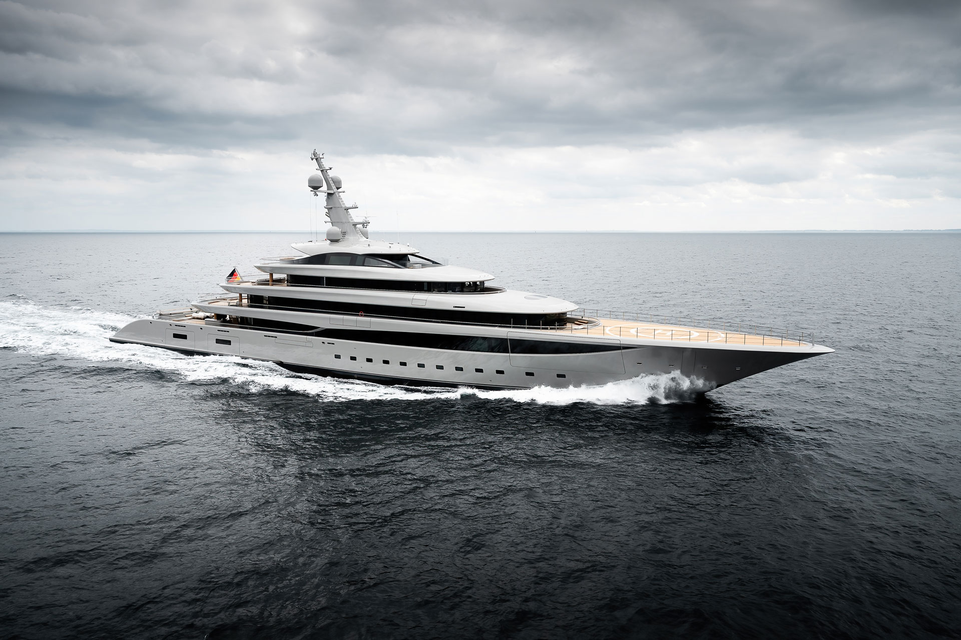 Lürssen Delivers 102.4-Metre Superyacht NIXIE: A Masterpiece of Organic Design and Diesel-Electric Engineering