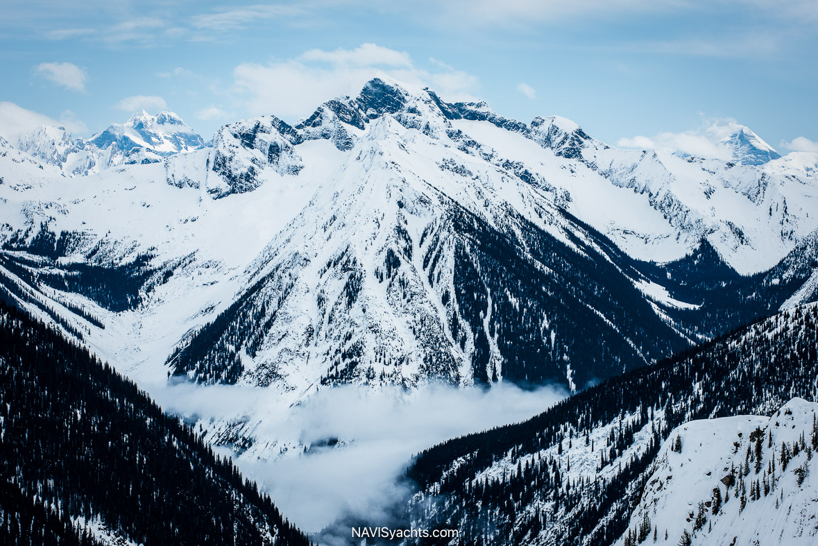 CMH Heliskiing L-