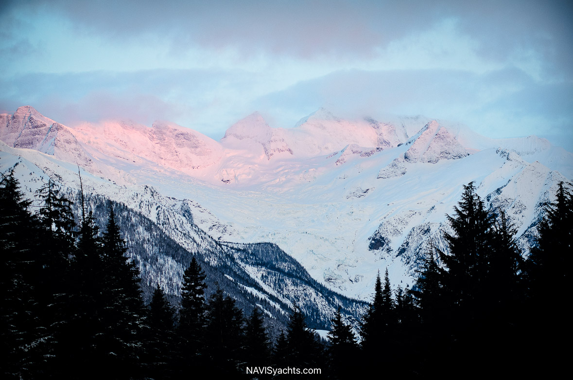 CMH Heliskiing L-