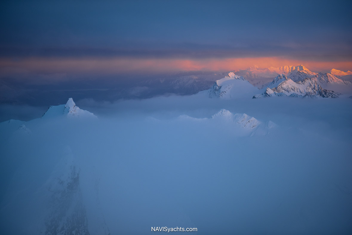 CMH Heliskiing L-