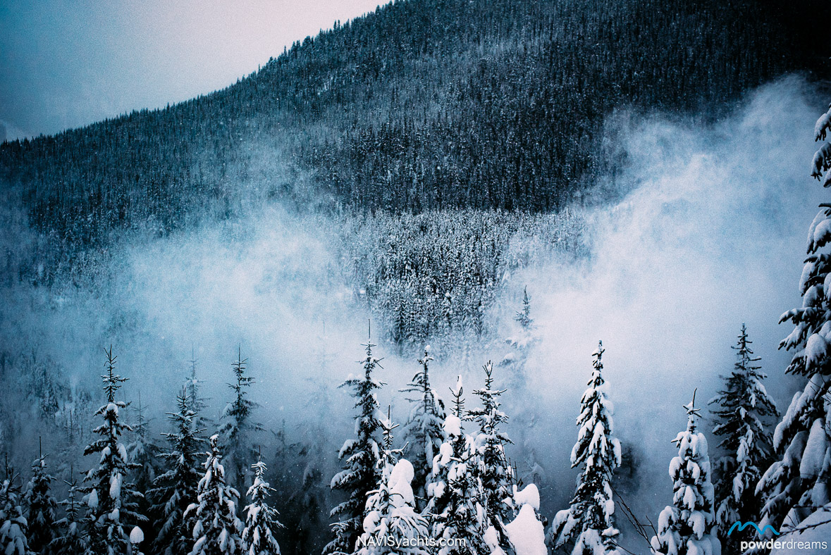 CMH Heliskiing L-