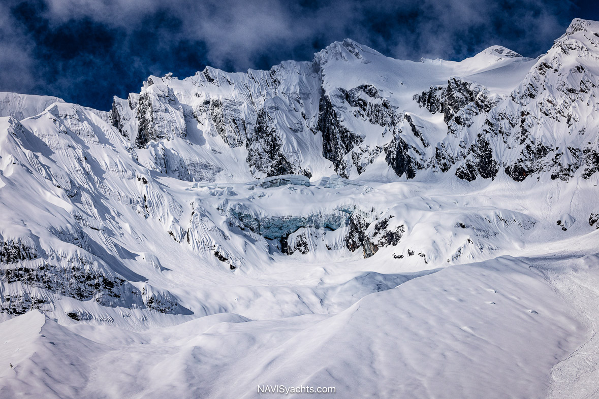 CMH Heliskiing L-
