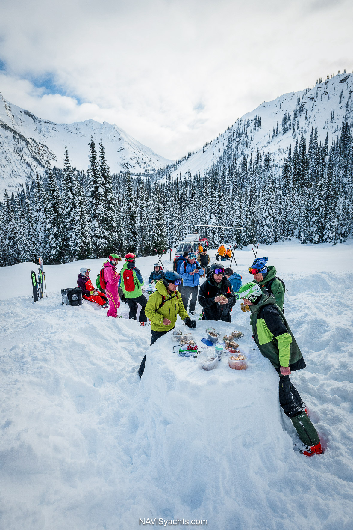 CMH Heliskiing L-