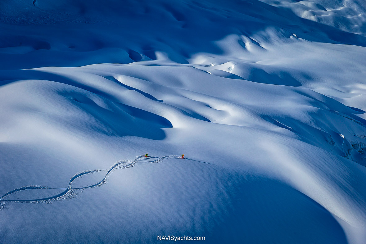CMH Heliskiing L-